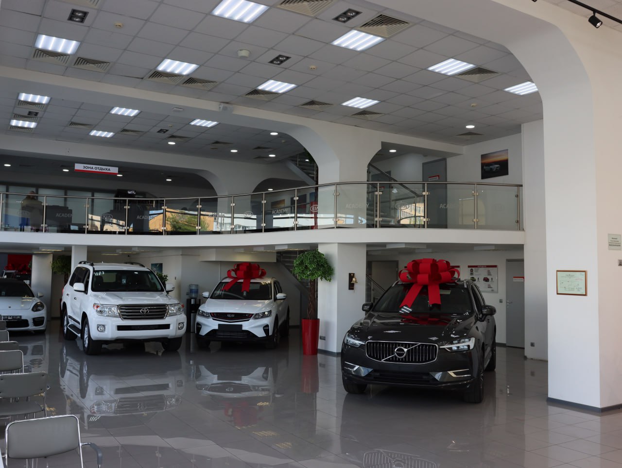фото автосалона